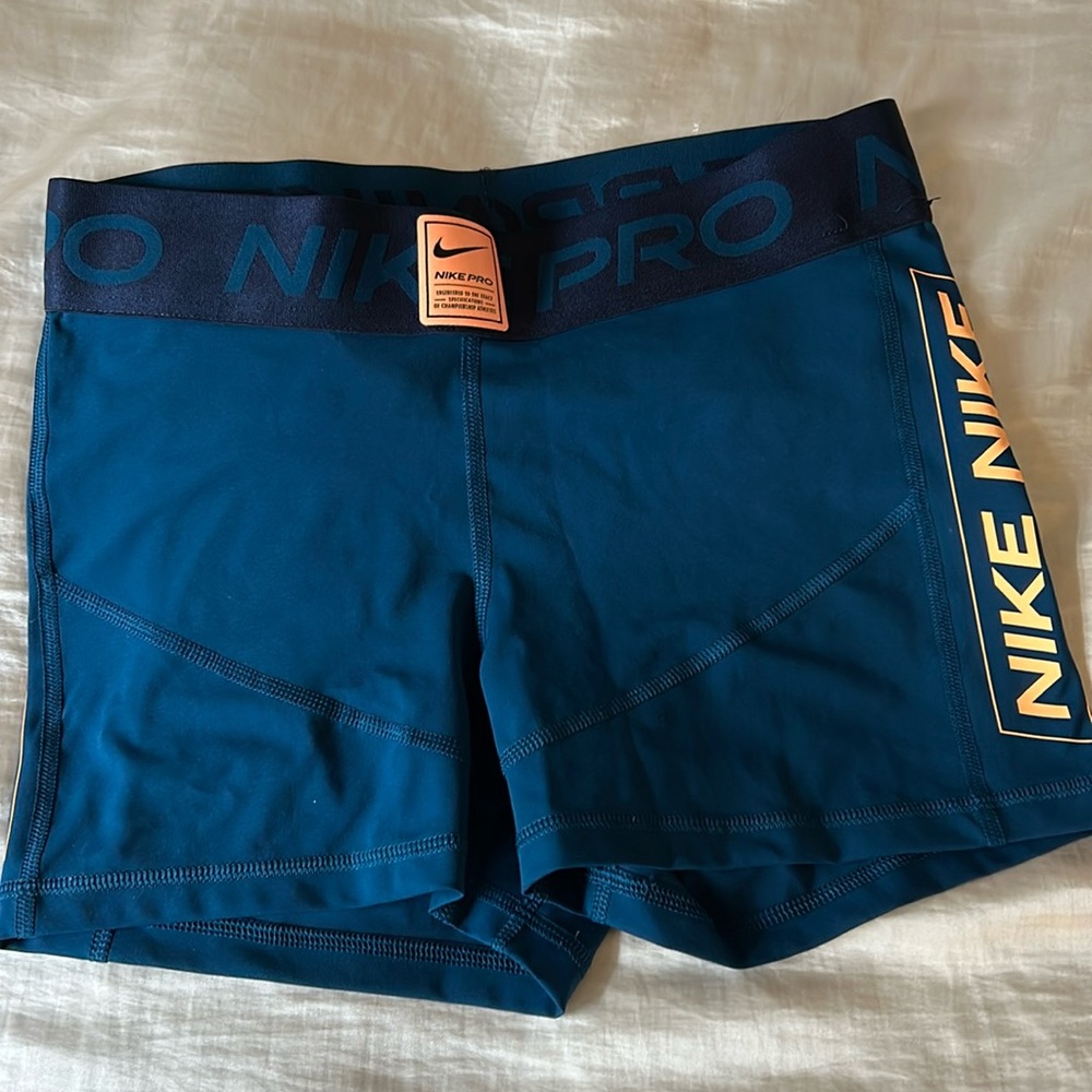 Womens medium 3 inch nike pros